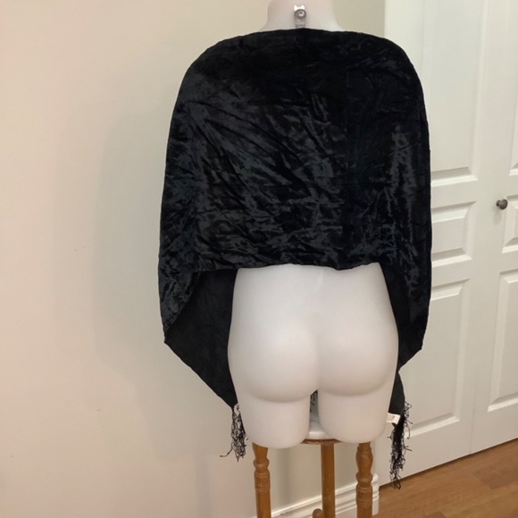Black velvet shawl - Picture 3 of 5